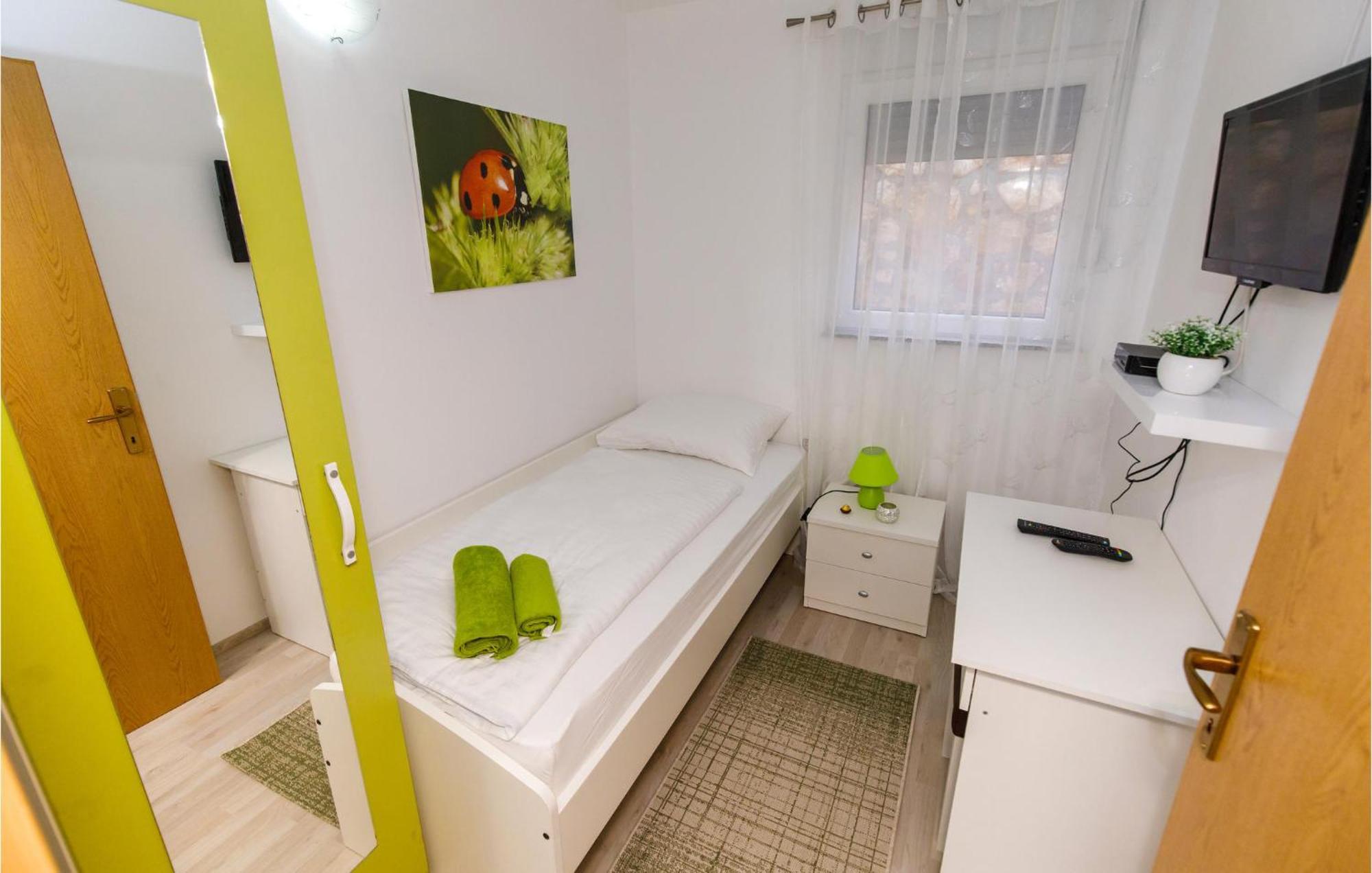 Gorgeous Home In Knin With Kitchen Kovacic エクステリア 写真