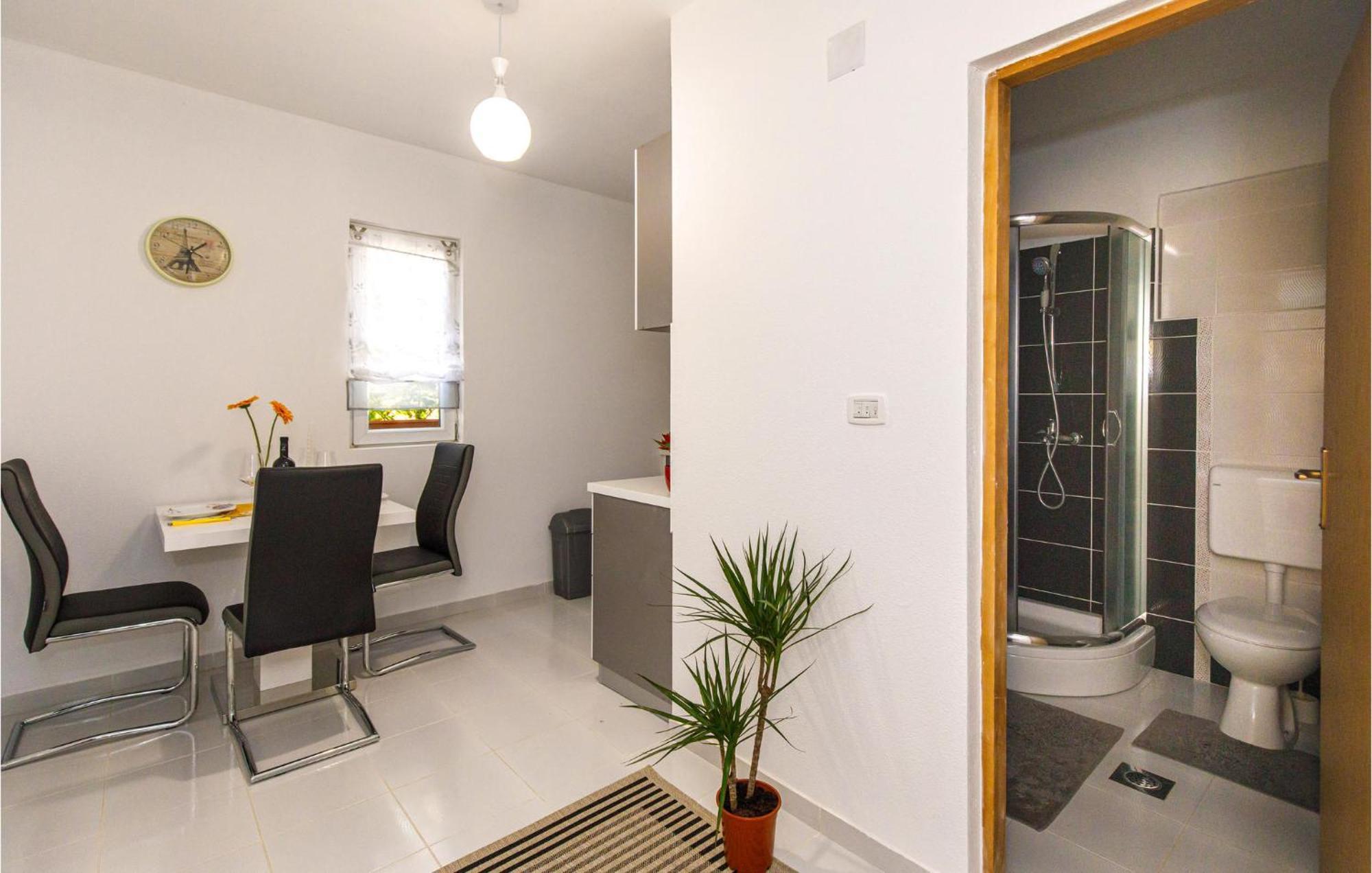 Gorgeous Home In Knin With Kitchen Kovacic エクステリア 写真